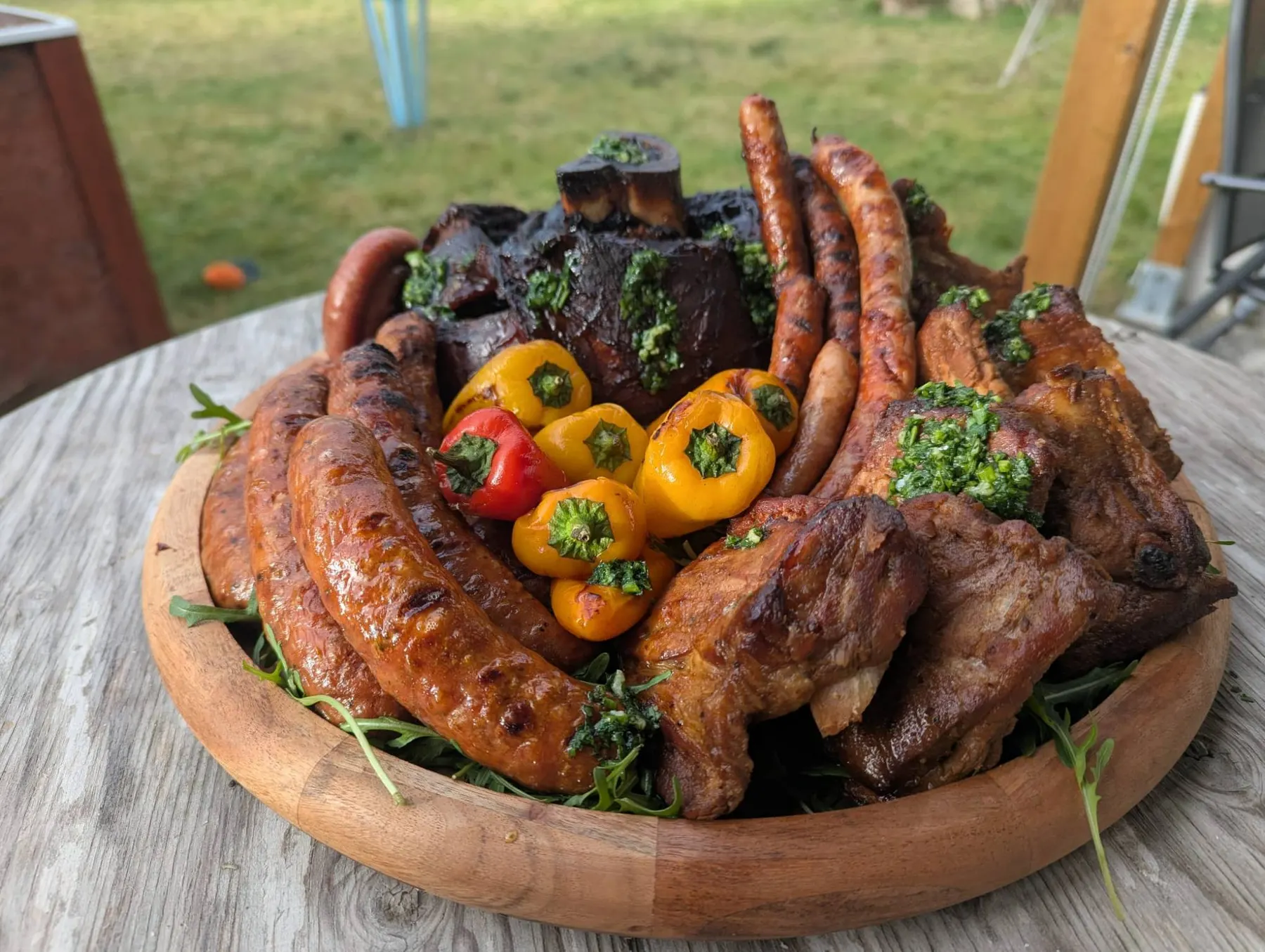 Grillplatte mit Würsten, Rippchen und Spitzpaprika