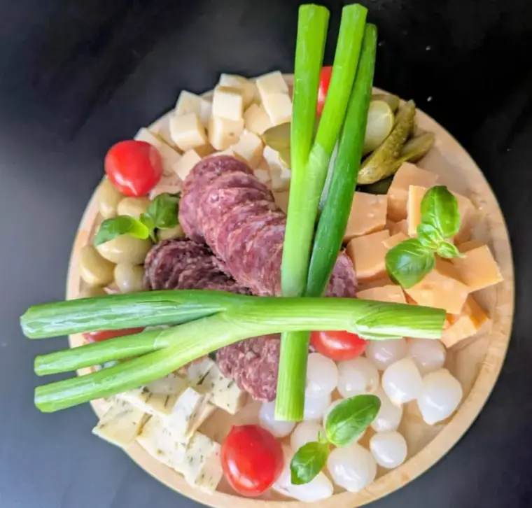 Antipasti-Brett mit Käse, Salami und Oliven