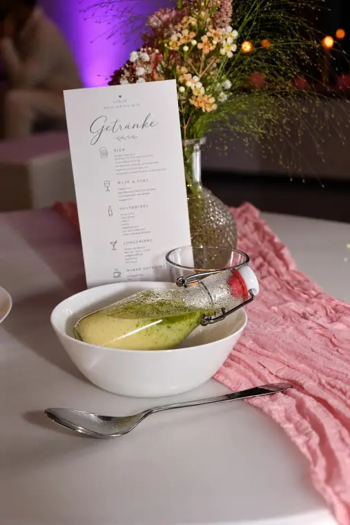 Grüne Suppe in der Bügelflasche