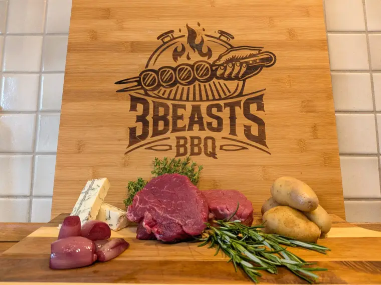 Rinderfilet, Käse und Rosmarin auf dem Logo-Brett