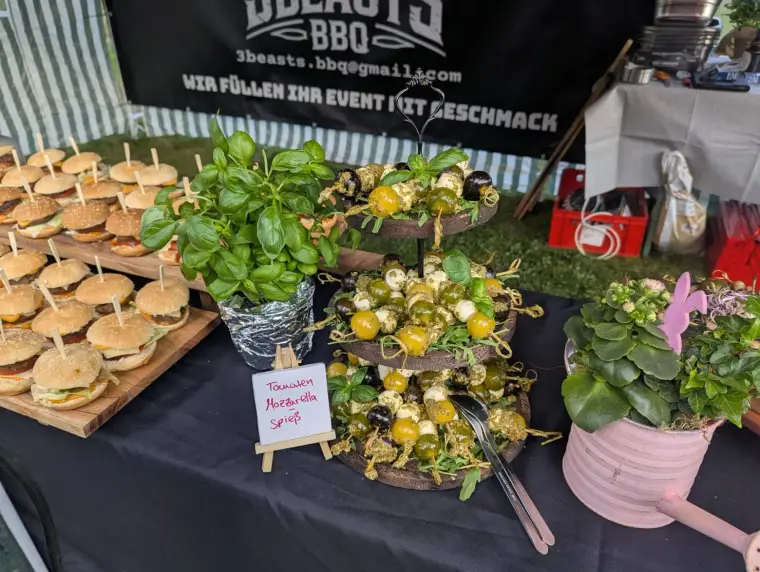 Buffet mit Mini-Burgern und Spießen